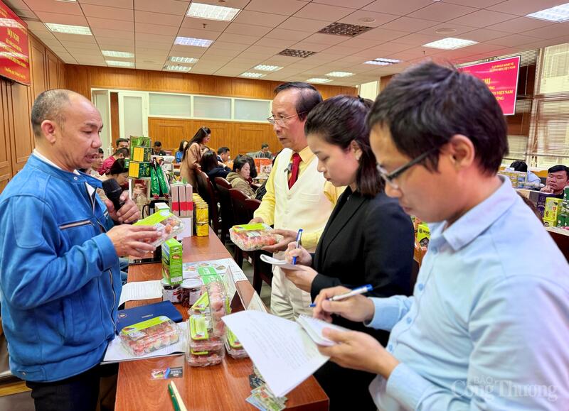 Doanh nghiệp giới thiệu sản phẩm đến bộ phận thu mua. Ảnh: Diễm Thương