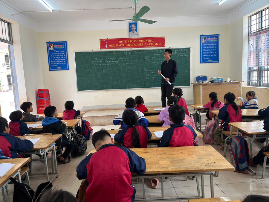 Một buổi học của thầy và trò Trường PTDTBT Tiểu học Huổi Lếch, xã Mường Toong.