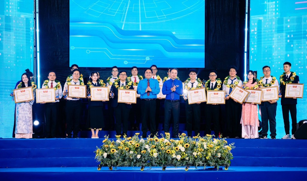 Dự án “ShieldNet - Hệ thống AI đa tầng hỗ trợ và bảo vệ không gian mạng” đã xuất sắc đạt Giải thưởng “Tuổi trẻ sáng tạo” năm 2025 do Trung ương Đoàn TNCS Hồ Chí Minh trao tặng Dự án “ShieldNet - Hệ thống AI đa tầng hỗ trợ và bảo vệ không gian mạng” đã xuất sắc đạt Giải thưởng “Tuổi trẻ sáng tạo” năm 2025 do Trung ương Đoàn TNCS Hồ Chí Minh trao tặng