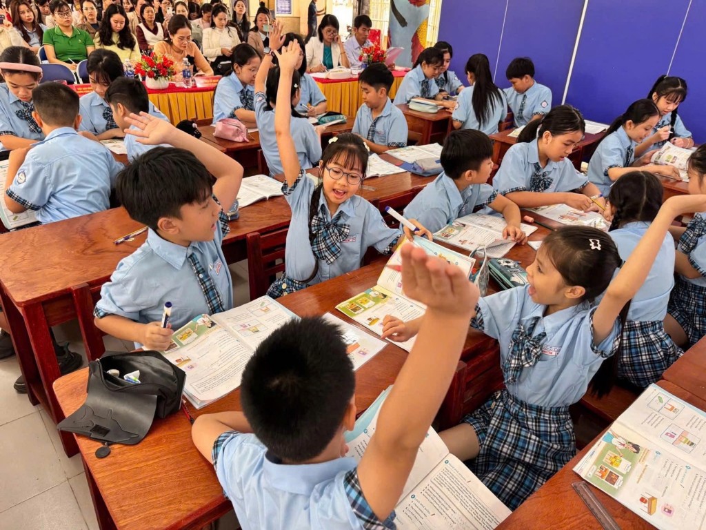 Mỗi lần nhân vật AI xuất hiện và tương tác, các em học sinh rất thích thú, tập trung và tham gia học tập tích cực hơn