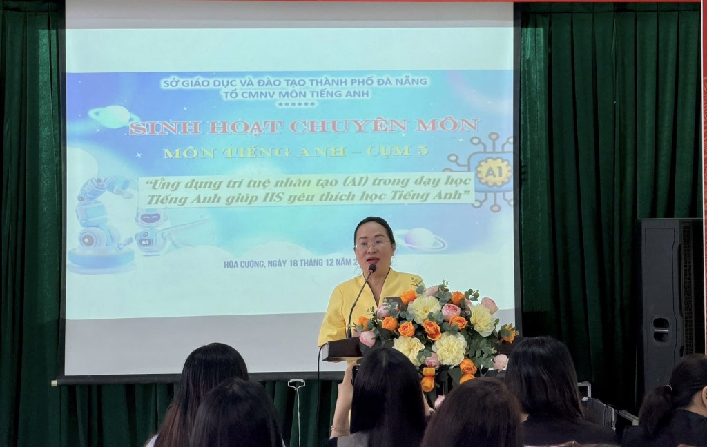 Cô Phan Thị Thu Lan, Hiệu trưởng trường Tiểu học Lý Công Uẩn phát biểu tại buổi chuyên đề “Ứng dụng AI vào việc giảng dạy Tiếng Anh”