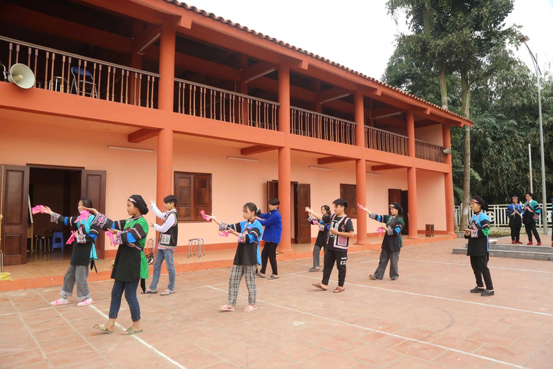 Câu lạc bộ dân ca, dân vũ dân tộc Bố Y luyện tập thường xuyên các tiết mục văn hóa văn nghệ tại Nhà bảo tồn kiến trúc truyền thống dân tộc Bố Y. Ảnh: Tuấn Ngọc