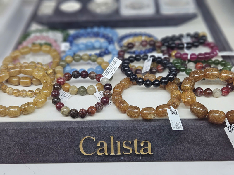 Đa dạng các loại trang sức đá quý.