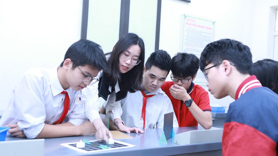 Cô Huyền Anh hướng dẫn học sinh tìm hiểu về ảnh của vật tạo bởi gương phẳng tại Trường THCS Hoàng Liệt. Ảnh: TG