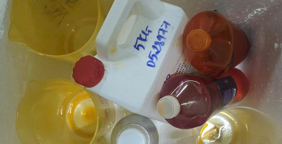 Hóa chất, dung môi, chất tạo màu và hương liệu công nghiệp được các bị can mua trôi nổi trên mạng xã hội. z7373012852139-c353e332989e4ec5b095754f3854614d.jpg