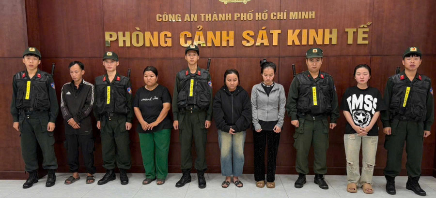 Nhóm 5 người trong đường dây sản xuất dầu gió giả.