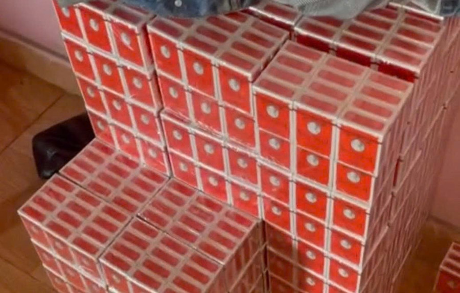 Sản phẩm được dán tem nhãn hiệu "Siang Pure Oil", đóng hộp và bọc màng co để trông giống như hàng thật. z7373012851995-e0942200e5b9403ae2dd66cc5ac2eb1c.jpg