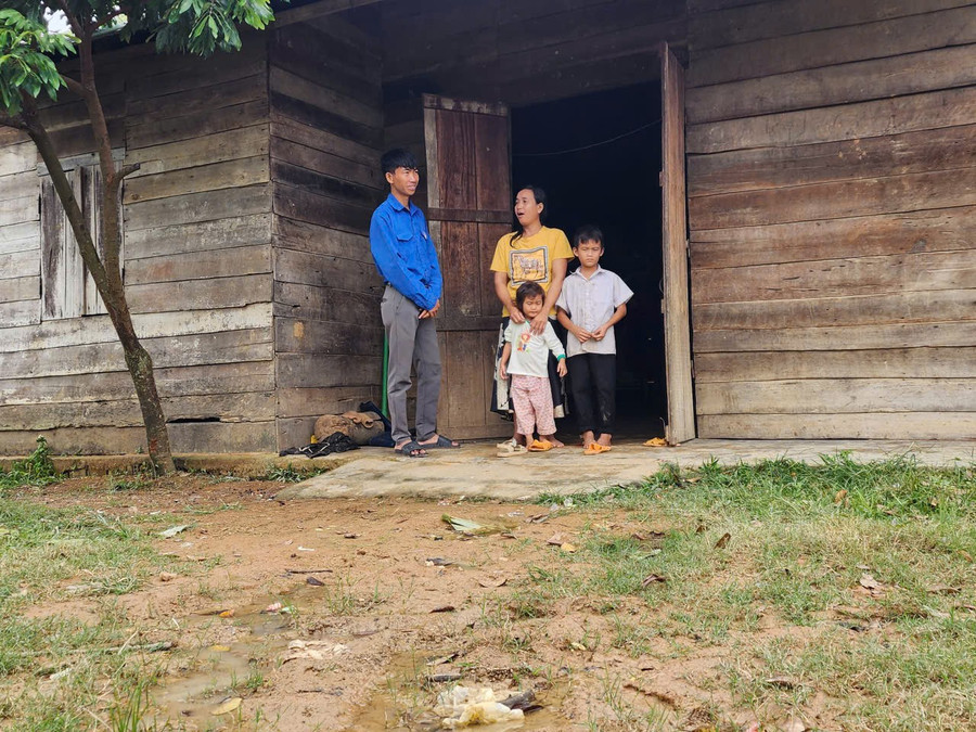 Chị H' Loan Niê (áo vàng) bị tái mù chữ, dù muốn đi học nhưng gánh nặng mưu sinh để nuôi 7 đứa con khiến chị vẫn chưa đến lớp được. (Ảnh: TT) hai-2.jpg