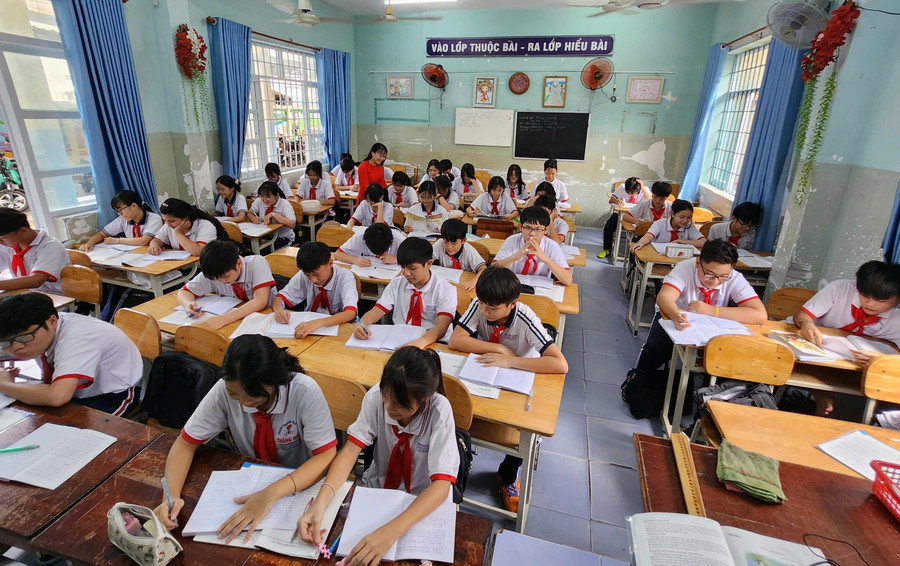 Cô giáo Nhung trong giờ lên lớp. Ảnh: NVCC