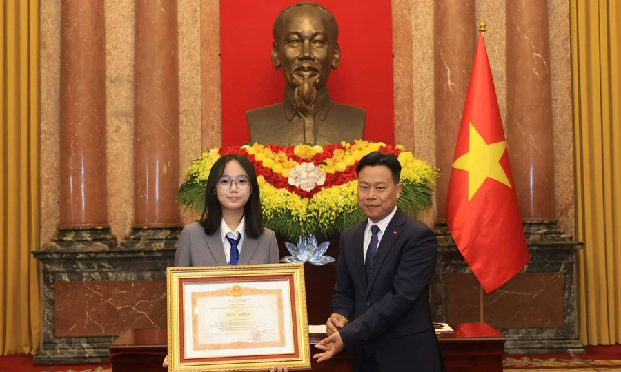 Thứ trưởng Bộ GD&ĐT Lê Quân trao Bằng khen của Thủ tướng Chính phủ cho em Trương Thanh Xuân lớp 11 (năm học 2024 - 2025) Trường THPT chuyên Bắc Ninh - Huy chương Đồng Olympic Toán quốc tế 2025. tao-be-phong-cho-giao-duc-but-pha-2.jpg