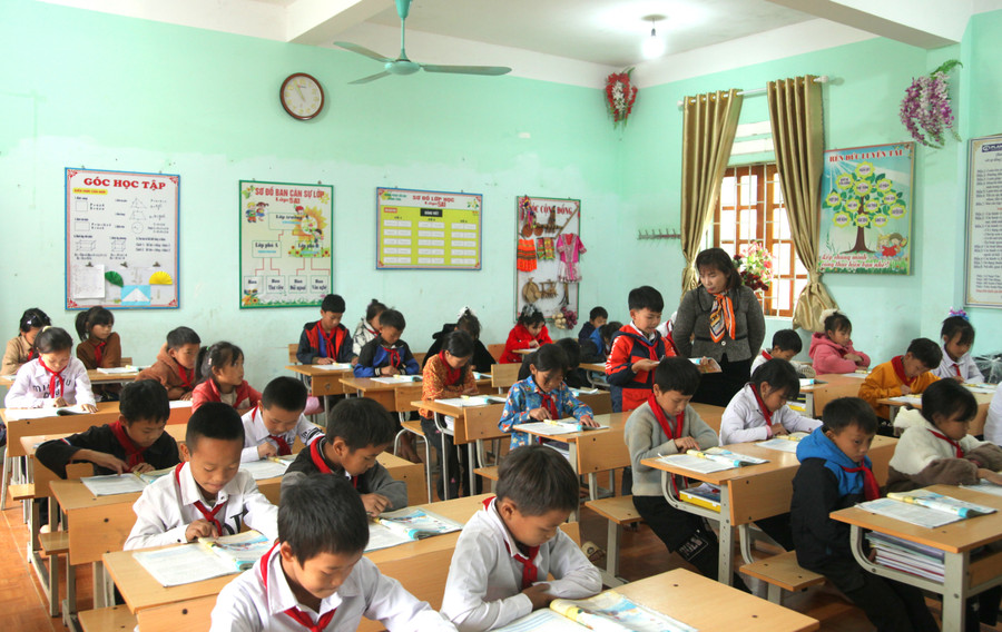 Cô và trò Trường Phổ thông dân tộc bán trú Sùng Thài. 1000045835.jpg