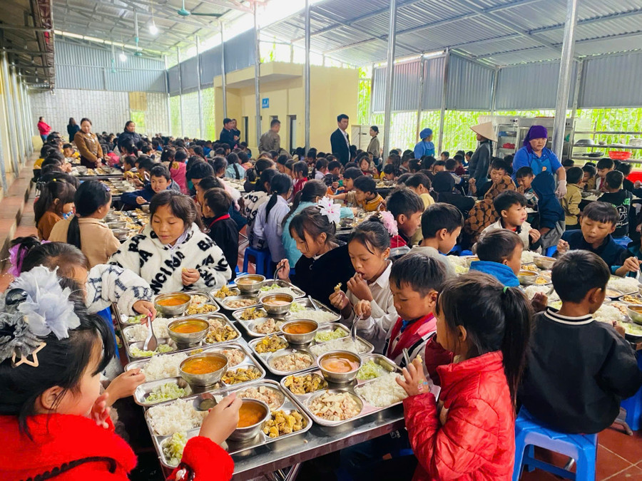 Các em học sinh được hưởng chế độ dinh dưỡng đầy đủ. 1000045834.jpg