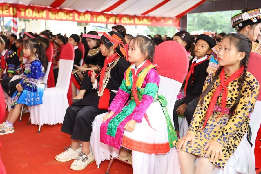 Niềm háo hức của các em học sinh xã Minh Tân, Tuyên Quang khi tham dự lễ khởi công. 1000045837.jpg