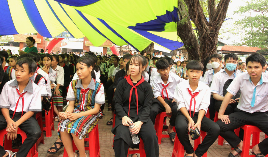 Học sinh các trường nội trú, bán trú tại Đắk Lắk được học tập trong điều kiện ngày càng tốt hơn nhờ triển khai hiệu quả Chương trình MTQG. (Ảnh: Thành Tâm) hs-voi-ngay-hoi.jpg