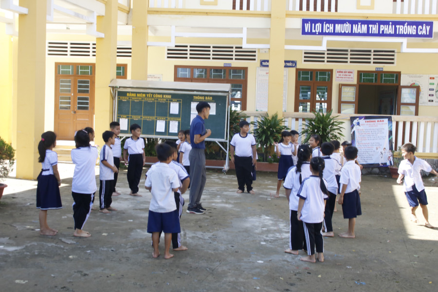 Học sinh biên giới tỉnh Đồng Tháp trong tiết học thể dục. mg-4657.jpg