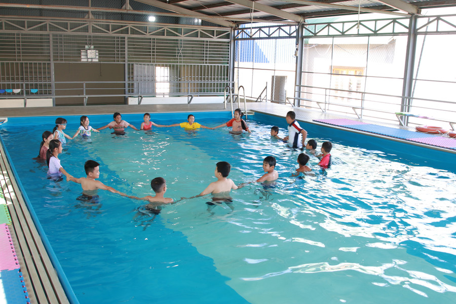 Học sinh trường PTDT bán trú THCS được học bơi trong điều kiện an toàn. (Ảnh: Thành Tâm) img-5755.jpg