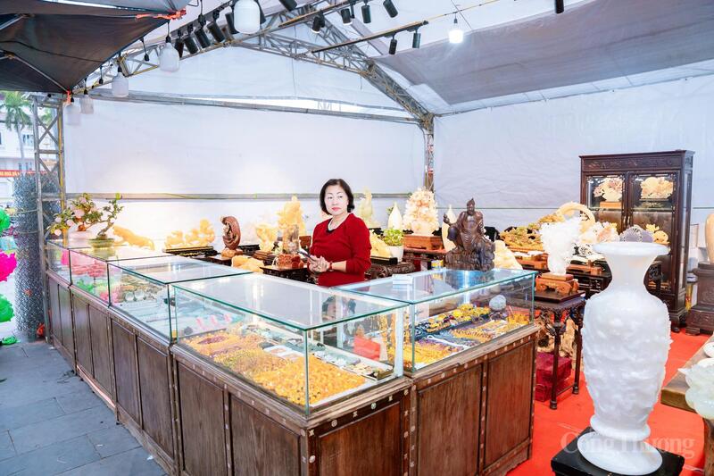 Các sản phẩm thủ công mỹ nghệ đa dạng trưng bày tại hội chợ