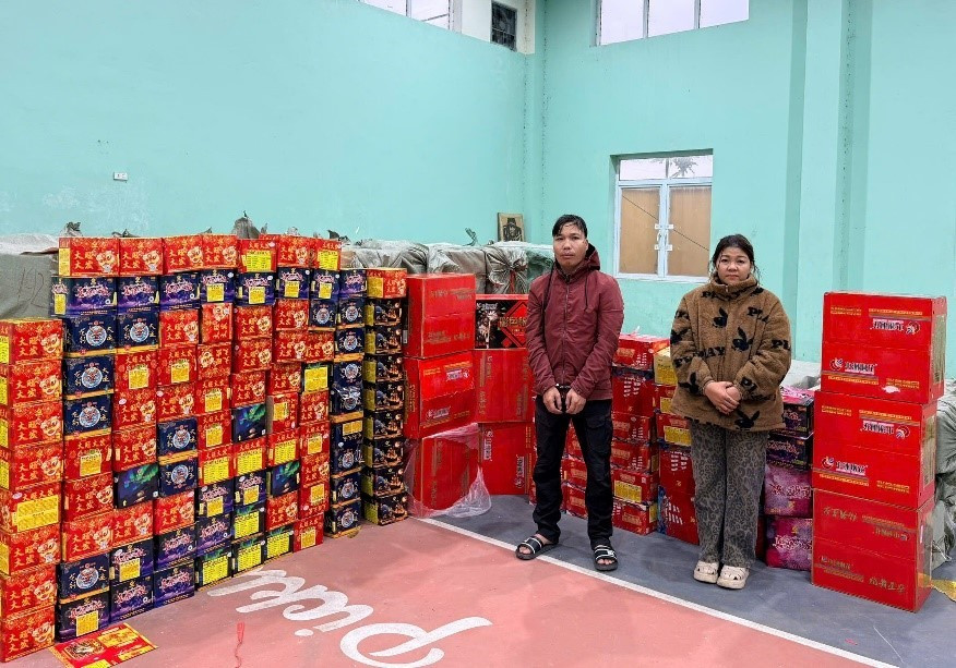 Các đối tượng cùng tang vật là pháo bị thu giữ.