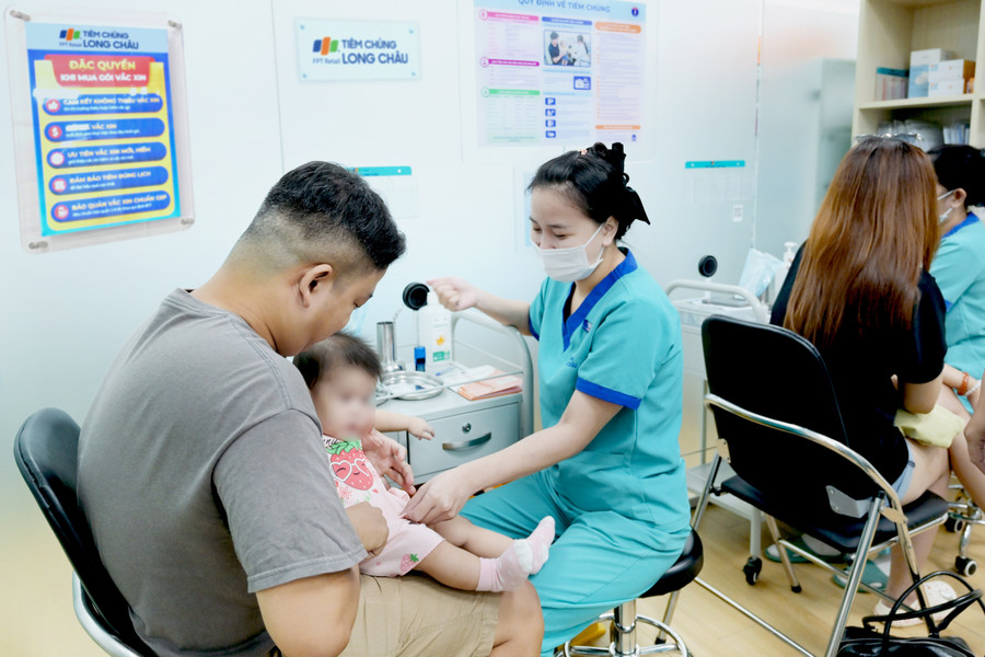 Tiêm phòng là biện pháp bảo vệ sức khỏe đơn giản và hiệu quả cho cả gia đình. 2.jpg