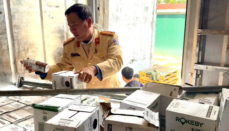 Hàng hoá trên xe có dấu hiệu vi phạm về hàng giả, hàng lậu vì tại thời điểm lực lượng chức năng kiểm tra tài xế không xuất trình được hoá đơn, nguồn gốc hợp pháp của hàng hoá. Ảnh: Nguyễn Tuấn