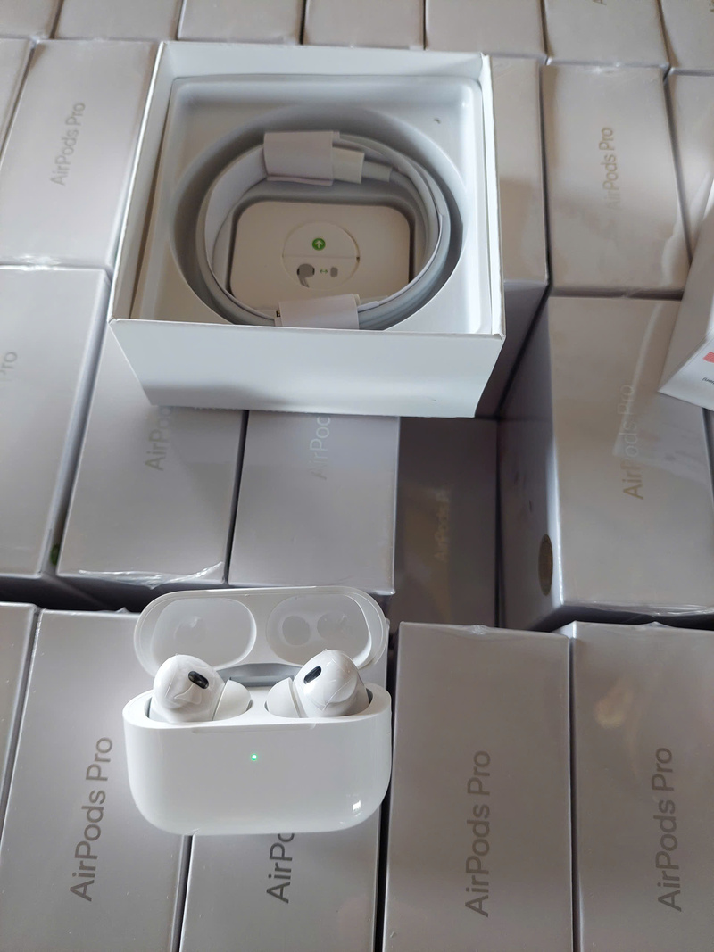 Phát hiện lô hàng tai nghe giả mạo nhãn hiệu APPLE. Ảnh: CHQ