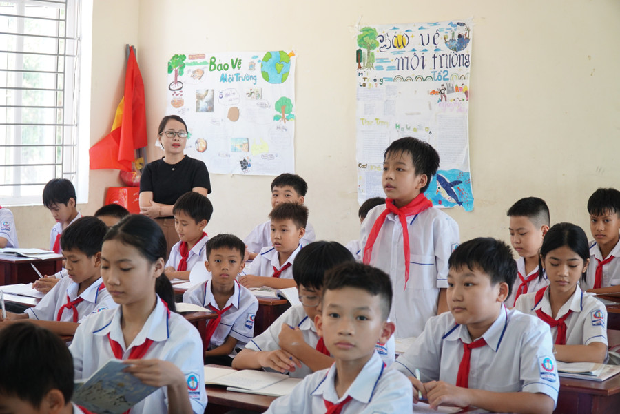 Giờ học tại Trường THCS thị trấn 2 xã Vạn An, Nghệ An. Ảnh: Hồ Lài