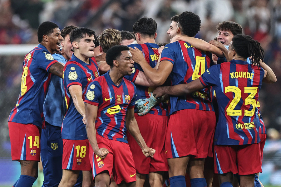 barcelonas-players-celebrate-win.jpg