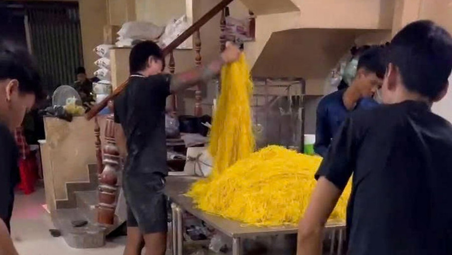 Cơ sở sản xuất mì sử dụng hóa chất. (Ảnh: Công an TPHCM). 37be0adf234eac10f55f-9764.jpg