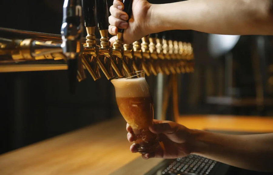 Uống nhiều bia trong thời gian dài sẽ khiến gan phải làm việc ở cường độ cao, tăng gánh nặng cho gan và dẫn đến tổn thương tế bào gan. (Ảnh: ITN) 2-uong-nhieu-bia-trong-thoi-gian-dai.jpg