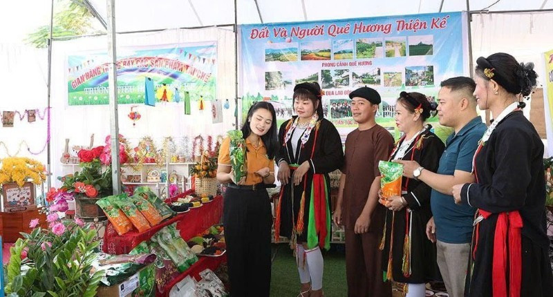 Người dân xã Sơn Thủy chia sẻ kinh nghiệm phát triển kinh tế, giảm nghèo bền vững. Ảnh Lý Thu