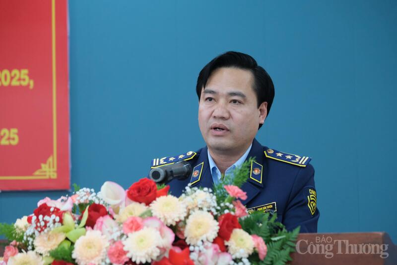 Ông Phan Văn Tuyên, Chi cục trưởng Chi cục Quản lý thị trường tỉnh Lâm Đồng phát biểu tại hội nghị. Ảnh: Lê Sơn