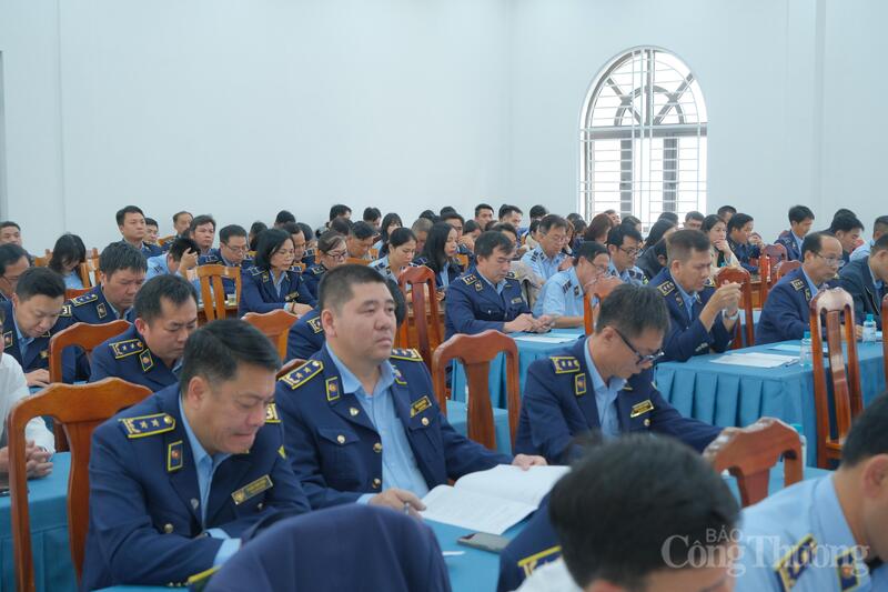 Các đại biểu là cán bộ, người lao động tại Chi cục Quản lý thị trường tỉnh Lâm Đồng tại hội nghị. Ảnh: Lê Sơn