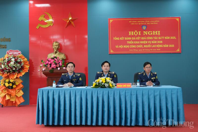 Ông Phan Văn Tuyên (ngồi giữa) Chi cục trưởng; ông Nguyễn Văn Trãi (thứ nhất từ trái qua) và ông Nguyễn Doanh Điền Phó Chi cục trưởng Chi cục Quản lý thị trường tỉnh Lâm Đồng điều hành hội nghị. Ảnh: Lê Sơn