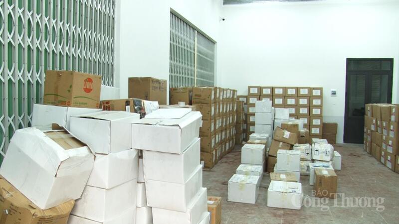 Số hàng hóa là vật tư nông nghiệp được Chi cục Quản lý thị trường tỉnh Lâm Đồng niêm phong thu giữ. Ảnh: Lê Sơn