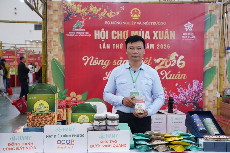 Ông Phạm Ngọc Thành - Phó tổng giám đốc Công ty cổ phần Hà Mỵ giới thiệu sản phẩm. Ảnh: Mai Linh