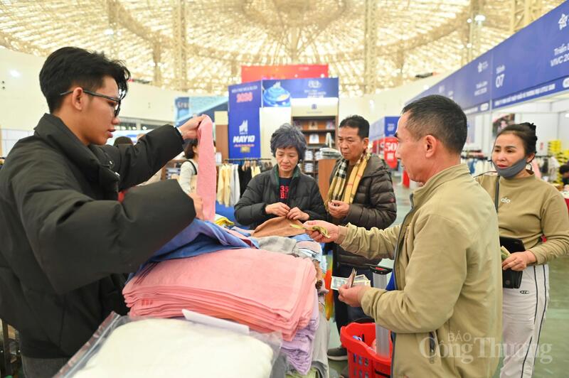 Dệt Minh Khai áp dụng mức giảm giá từ 20 - 30% cho nhiều sản phẩm (Ảnh: Nam Nguyễn)