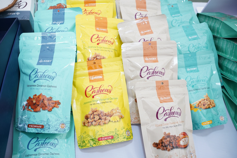 Ngoài gia vị truyền thống, hạt điều được chia thành nhiều vị dễ ăn để phù hợp với các đối tượng khách hàng. Ảnh: Mai Linh