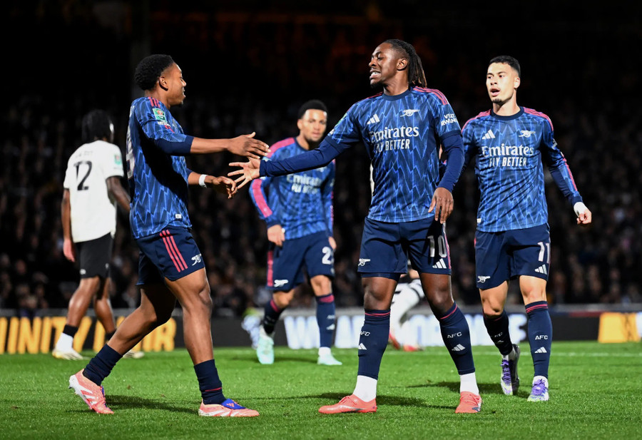 Trong khi đây là bộ áo đấu sân khách quen thuộc của Arsenal. 2.jpg