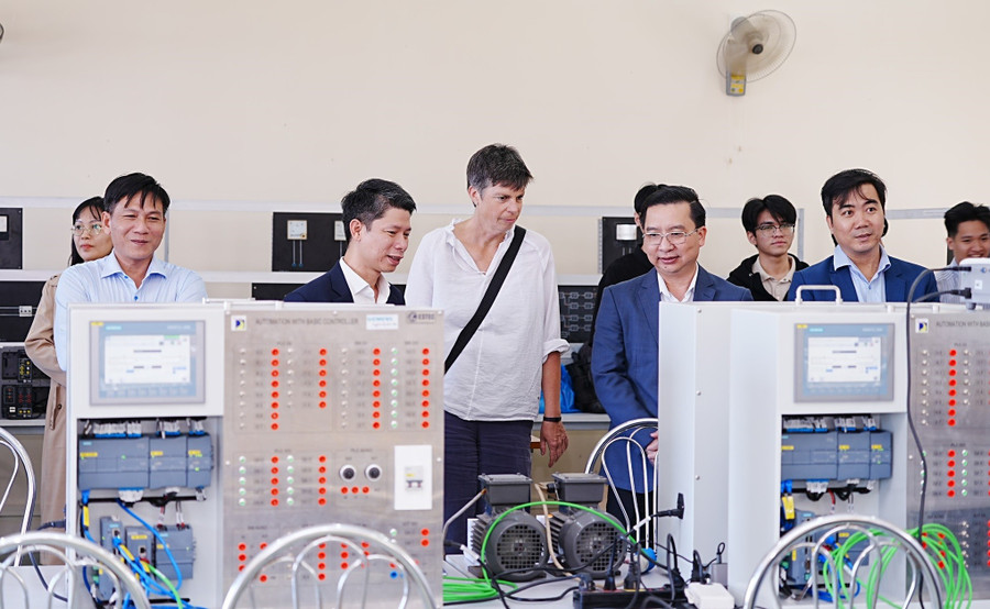 Trường Đại học Bách khoa (Đại học Đà Nẵng) tiếp nhận phòng Lab công nghiệp 4.0 do doanh nghiệp tài trợ. Ảnh: NTCC