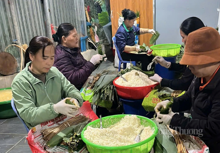 Không khí làm việc nhộn nhịp tại Hợp tác xã Bánh gio Bắc Kạn.