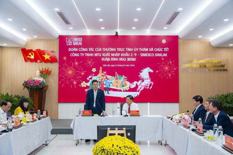 Ông Lê Đức Huy - Chủ tịch Hội đồng thành viên Simexco Đắk Lắk báo cáo với đoàn công tác Thường trực Tỉnh uỷ. Ảnh: Hoà Hảo