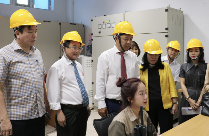 Bí thư Tỉnh uỷ Đắk Lắk Lương Nguyễn Minh Triết thăm Công ty Cổ phần Bia Sài Gòn - Miền Trung. Ảnh: Hà My