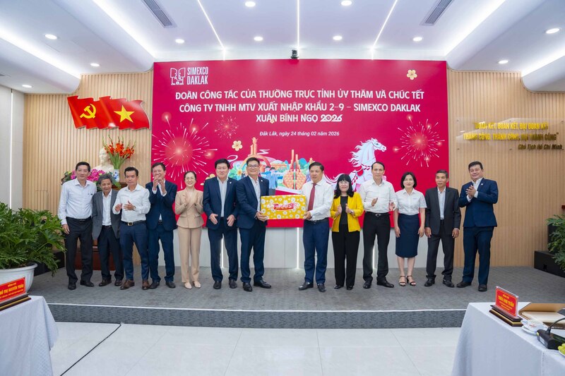 Bí thư Tỉnh uỷ Đắk Lắk Lương Nguyễn Minh Triết tặng quà chúc mừng cán bộ, công nhân viên Simexco Đắk Lắk. Ảnh: Hoà Hảo