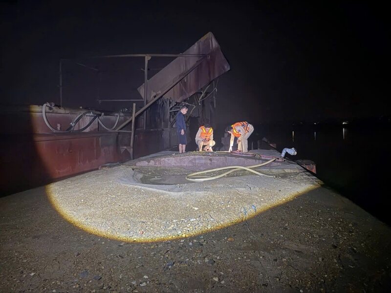 Lực lượng chức năng đã tạm giữ 2 phương tiện thủy và tang vật vụ việc để xác minh, xử lý theo quy định. Ảnh: Công an TP. Hà Nội