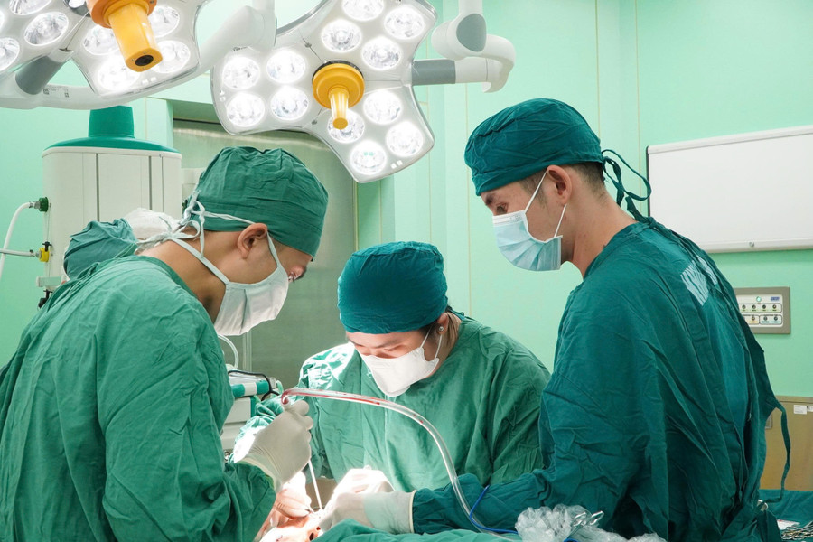 Ekip thực hiện phẫu thuật.