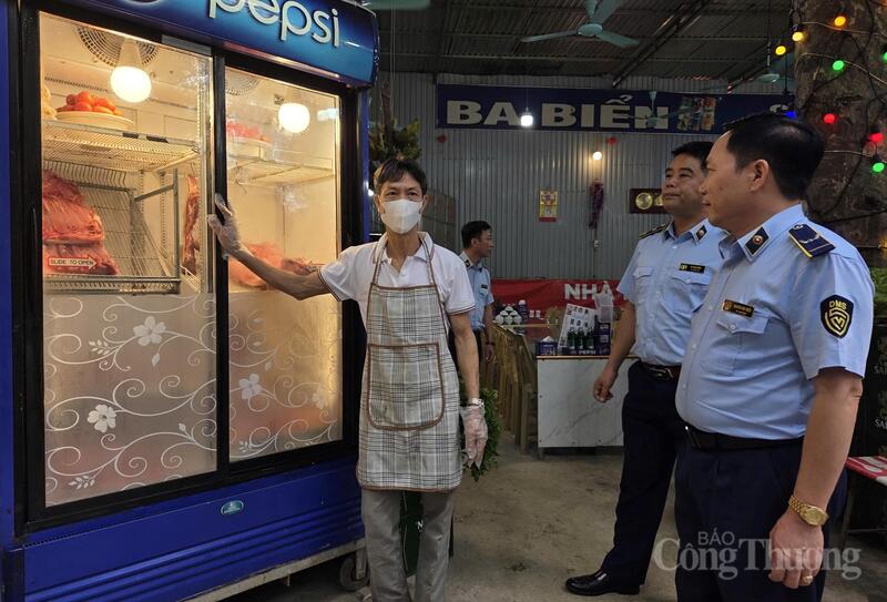 Lực lượng Quản lý thị trường kiểm tra nguồn gốc hàng hóa, điều kiện bảo quản thực phẩm và tuyên truyền tới cơ sở kinh doanh về bảo đảm an toàn vệ sinh thực phẩm trong mùa lễ hội.