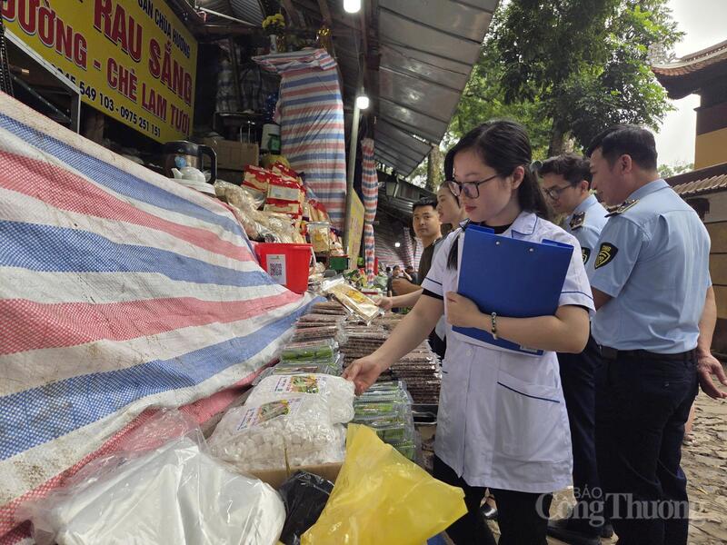 Lực lượng quản lý thị trường phối hợp với lực lượng y tế kiểm tra điều kiện bảo đảm an toàn thực phẩm tại các quầy hàng phục vụ du khách trong khu vực lễ hội.