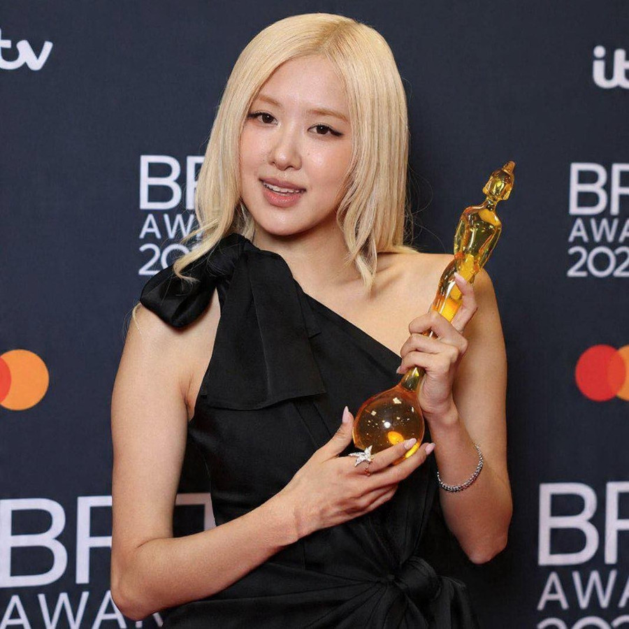 ROSÉ trở thành nghệ sĩ K-pop đầu tiên giành giải BRIT Awards (hạng mục Bài hát quốc tế của năm). rose-2.jpg