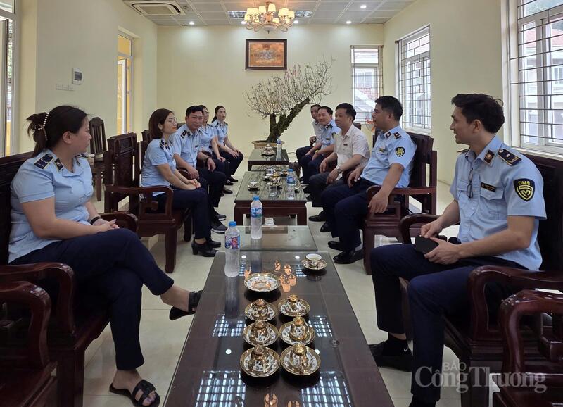 Đội Quản lý thị trường số 23 trao đổi với Ban Tổ chức Lễ hội du lịch Chùa Hương nhằm thống nhất phương án phối hợp trước buổi kiểm tra, kiểm soát thị trường hàng hóa.