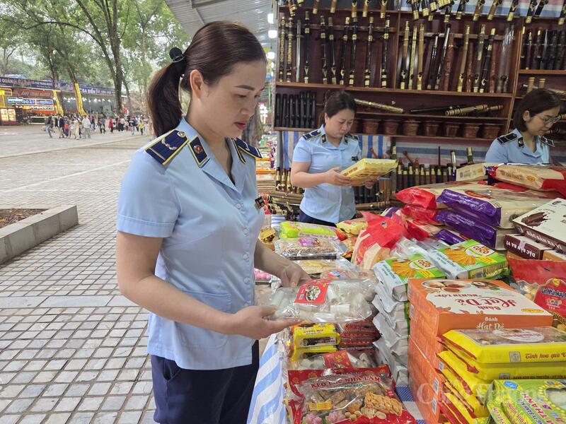 Lực lượng Quản lý thị trường kiểm tra nhãn mác, hạn sử dụng và nguồn gốc xuất xứ các sản phẩm thực phẩm bày bán tại khu vực lễ hội.
